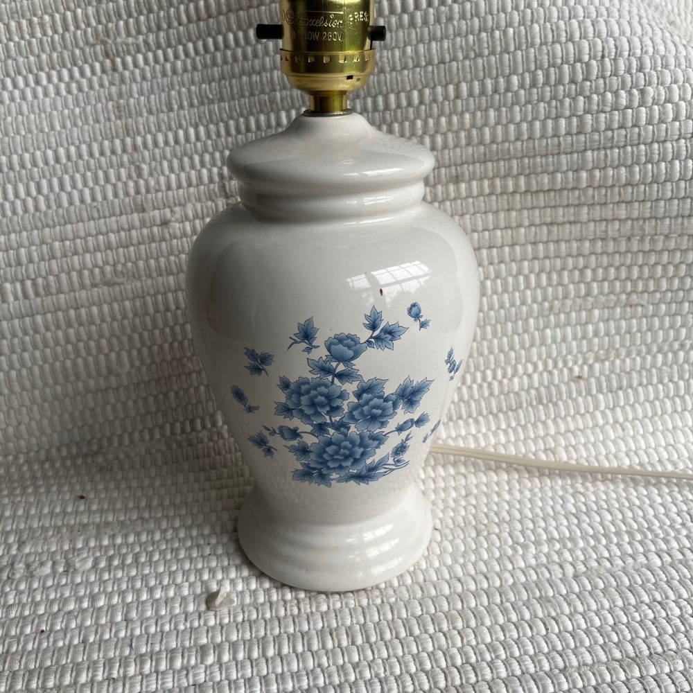 Vintage White Ceramic Ginger Jar Table Lamp Blue Floral Chinoiserie Made Taiwan